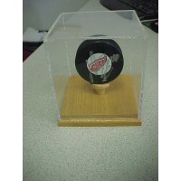FixtureDisplays® Single Hockey Puck Oak Display case 100152